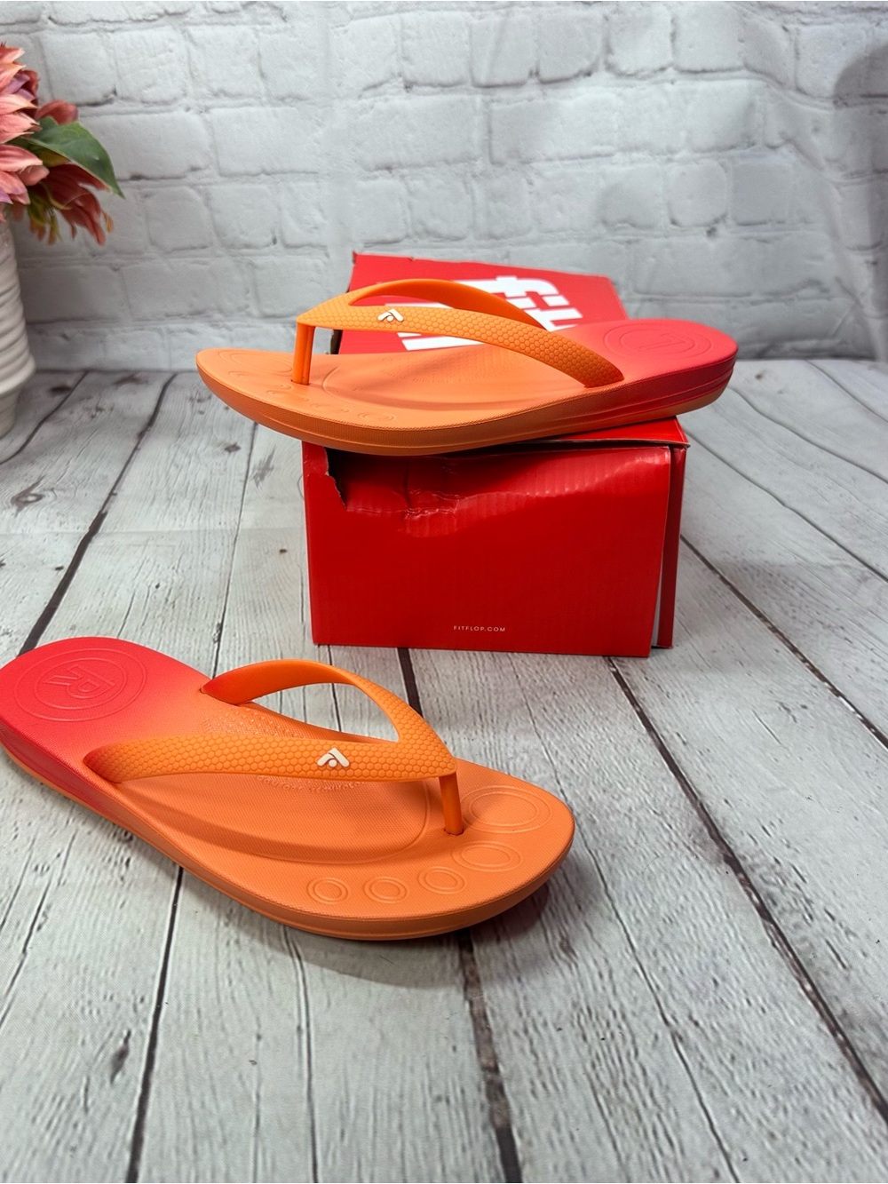 Fitflop IQUSHION red coral ombré Gradient Thong Sandals flip flops kids youth